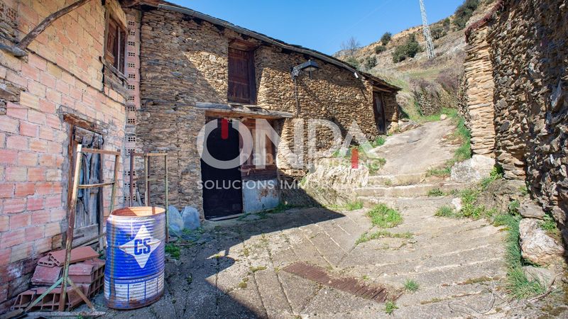 Foto a2d7799a-51a7-4fb1-949a-96b64befc44b. Masia a carrer unic arahos 46 a Alins
