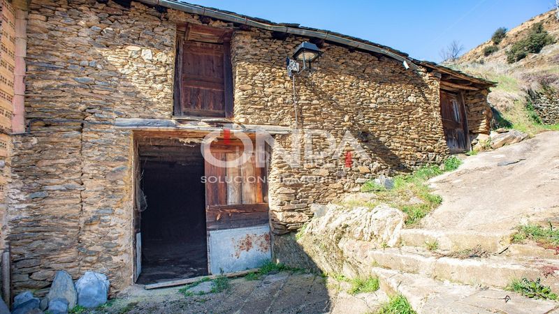Foto ec1daf8f-25c3-43f1-8507-7a6ad561e779. Masia a carrer unic arahos 46 a Alins
