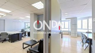 Oficina  Pere iii. Oficina de 300 m2 con dos parkings en la mejor zona de balaguer