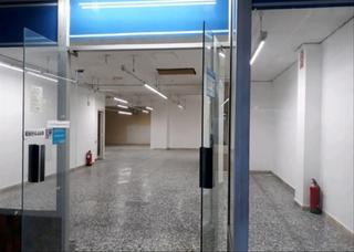 Local commercial à Plaza Elíptica - República Argentina. Local comercial en gandia.