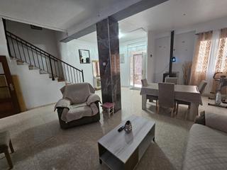 Casa adossada a Vilallonga / Villalonga. Casa reformada en villalonga