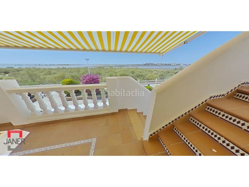 Foto b63a810b-d3e4-4b97-90b9-974e3dd3c492. Casa adossada amb aparcament a Isla Cristina