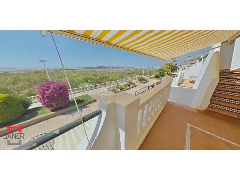 Foto c958a54c-51d3-460b-98a4-0003f596d60a. Casa adossada amb aparcament a Isla Cristina