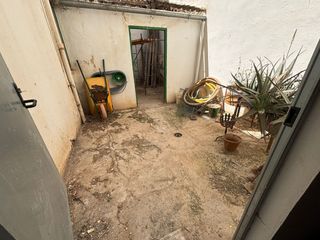 Local Comercial a Cueva de Menga. Local en venta en antequera