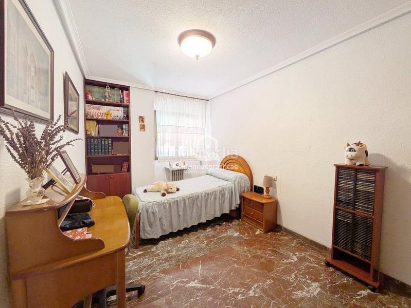 Foto 20209525-21aa-40f2-b29e-7c7046ea1307. Piso  en venta en Hospital general, 4 dormitorios. en Jaén