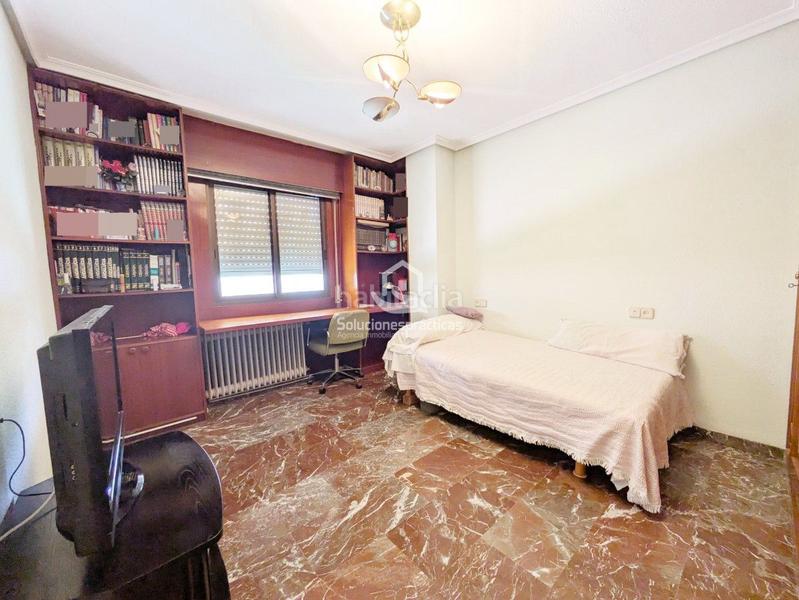 Foto 2cad817f-7938-4536-a538-a966508defaa. Piso  en venta en Hospital general, 4 dormitorios. en Jaén