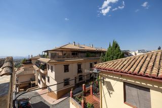 Maison à Calle los llanos 2. Barrio de monachilcasa con 3 viviendas independientes en una sol