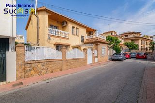 Chalet  Calle calle de la huerta de belén. Casa independiente con gran patio de 225 m2 en el centro de ogíj