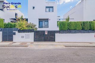 Chalet à Calle calle ciruelos 38. Magnífico chalet independiente con piscina en loma verde!