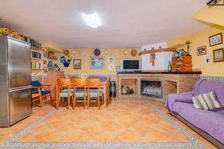 Casa adossada  Calle santa clara 8. Oportunidad en la zubia! casa adosada con sótano habilitado y te