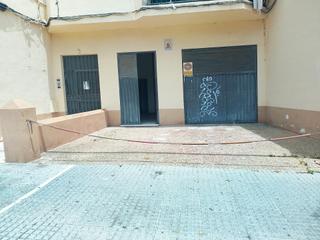 Lloguer Local Comercial  Calle escaño. Local en el centro, con vado para aparcar.