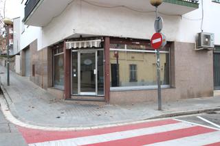 Rent Business premise in Carrer de jacint verdaguer 24. Local comercial fent cantonada
