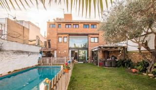 Maison à Nucli Urbà. Casa reformada amb jardí i piscina