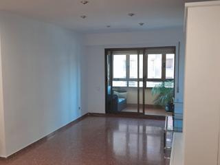 Rent Flat in Avinguda de pérez galdós 83. Piso con garaje incluido en el precio en perez galdos junto rio,