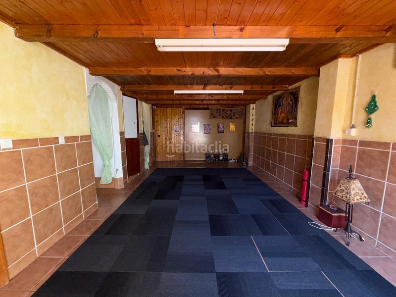 Foto 846bdd4c-d020-4546-9145-62a0d4f58299. Casa adossada amb xemeneia aparcament a Peligros