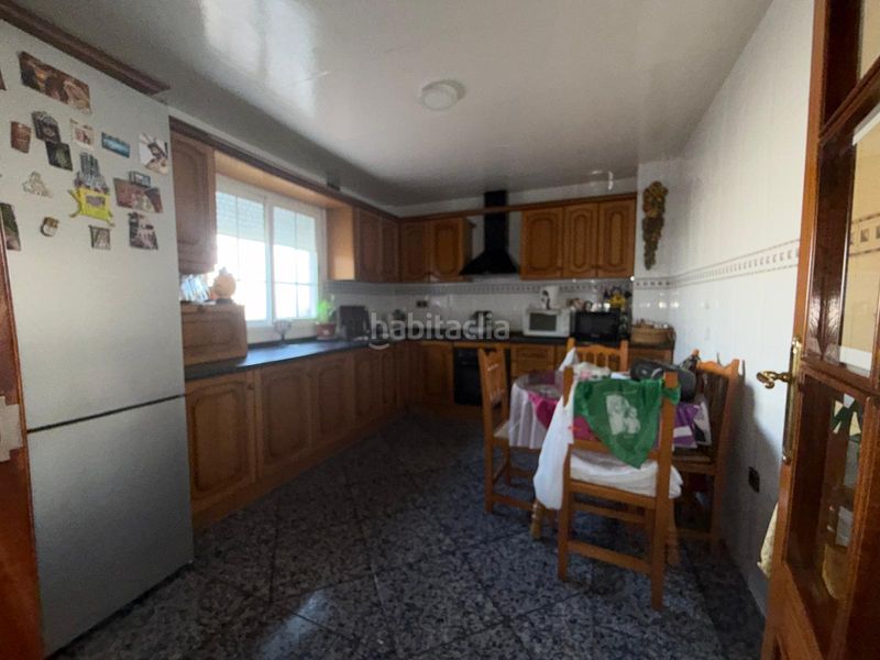 Foto ba186884-d0f6-427b-a63e-adcda579563b. Casa adossada amb xemeneia aparcament a Peligros