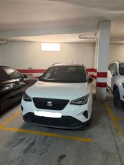 Autoparkplatz in Peligros. Plaza de graje en el centro de peligros