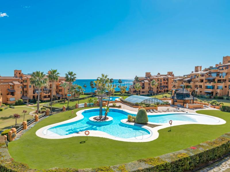 Foto d9a23334-3a3b-4cf7-900b-e7d234bed83d. Appartement mit parking pool in Zona de Punta Plata Estepona