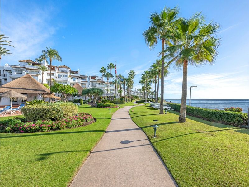 Foto b42ac8a1-35ec-4303-8712-7d263871a557. Apartament amb aparcament piscina a Zona de Punta Plata Estepona