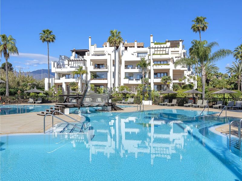 Foto a0d97e00-0441-4956-9afb-fc467a5d931d. Àtic amb calefacció aparcament piscina a El Velerín Estepona
