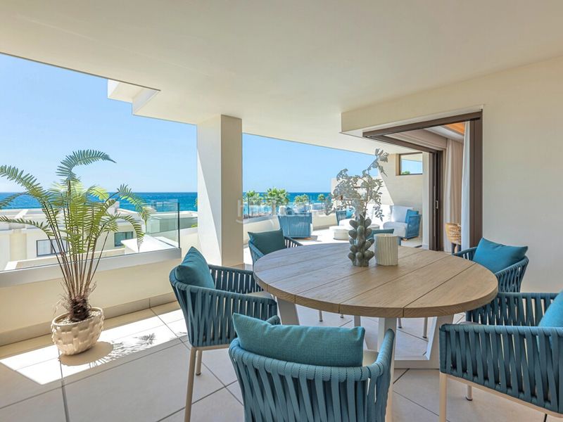 Foto f49affd2-e024-474a-952e-ed96a3e0d92f. Apartament amb aparcament piscina a El Velerín Estepona