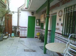 Casa adossada a Centro. Edificio de tres plantas de excelente construcción.