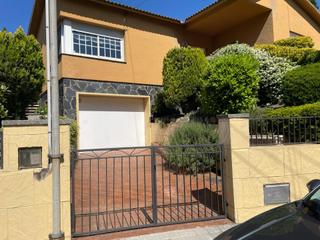 Chalet à Vilalba Sasserra. Unifamiliar con piscina
