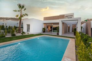 Chalet en Algorfa. Nuevo residencial de villas con piscina