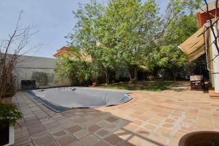 Xalet  Profesor tierno galvan. Chalet en parcela de 742 m2  con piscina en santa fe