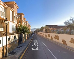 Casa adossada a Ogíjares. Casa adosada okupada por persona sin justo título en ogijares
