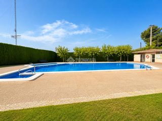 Casa aparellada  Carrer de tamarit. Casa en venta en tarragona