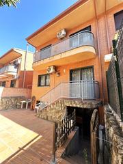 Casa aparellada  Doa filomena contreras fernndez. Chalet pareado de 4 dormitorios en sesea.
