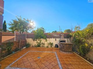 Casa adossada  Camelias. Chalet adosado de 5 dormitorios. sesea nuevo.