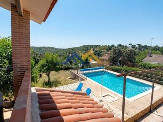 Casa  La coruña. Chalet independiente con piscina. villa del prado.