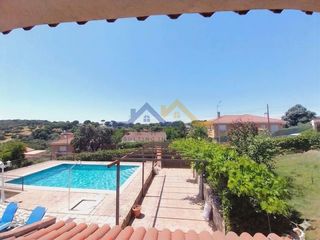 House  La coruña. Chalet independiente con piscina. villa del prado.