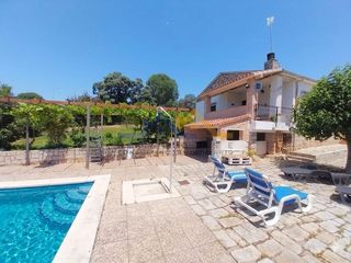 House  La coruña. Chalet independiente con piscina. villa del prado.