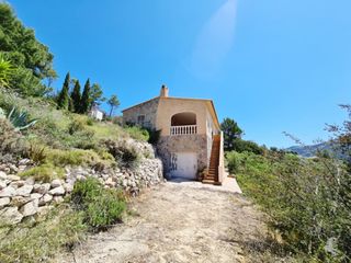 Casa en Callosa d´En Sarrià. Casa con jardín
