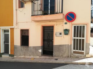 Casa adosada en Callosa d´En Sarrià. Casa adosada con 5 habitaciones, calefacción y aire acondicionad
