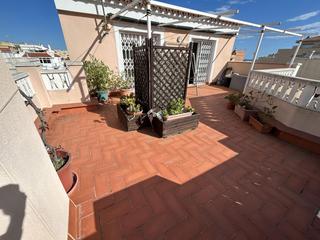 Maison à Avinguda Catalunya. Casa en venta en barri, 4 dormitorios.