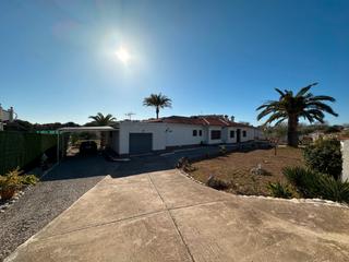 Xalet a Alcossebre. Villa en venta en tres playas, 5 dormitorios.