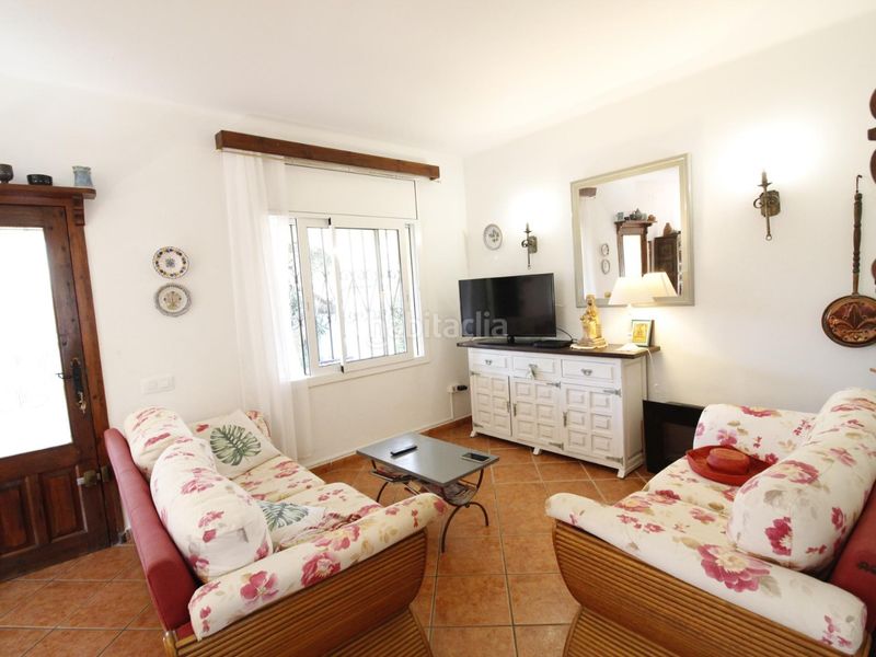Foto f4a497f1-398b-4d89-9f10-68b8613c24e8. Casa amb aparcament piscina a Centre Miami Platja