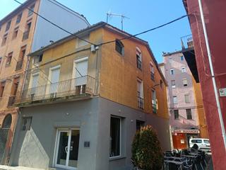 Edifici  Carrer del bisbe morgades. Pisos per rehabilitar en venda al centre de ripoll