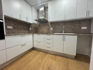 Etagenwohnung in Plaa Catalunya. Piso reformado de 4 habitaciones en manresa