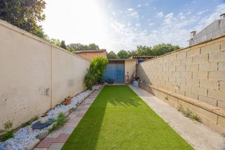 Ground floor  Carrer de sant pere. Pis planta baixa amb jardí  manlleu