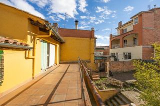 Casa  Torelló. Casa de 300m2 amb jardí per reformar
