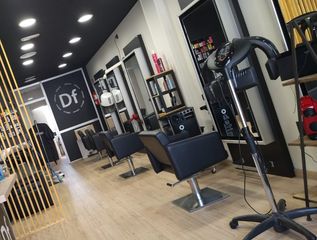 Transfer Business premise in Centre. Se traspasa peluqueria  en pleno funcionamiento
