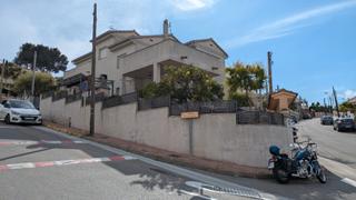 Chalet  Passeig de circunvalació. Chalet pareado 6 habitaciones