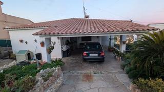 Chalet  Avinguda de creixell. Casa independiente en una sola planta con piscina y jacuzzi