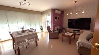 Piso en Centre. Extraordinario piso de 3 dormitorios y 2 baños con parking y pis