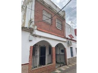 Maison jumelée à Ferrobús 4. Casa adosada en venta en cantillana